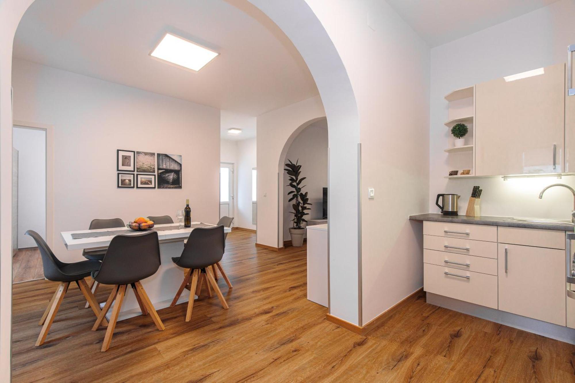 Apartment House Lijan Кърк Екстериор снимка