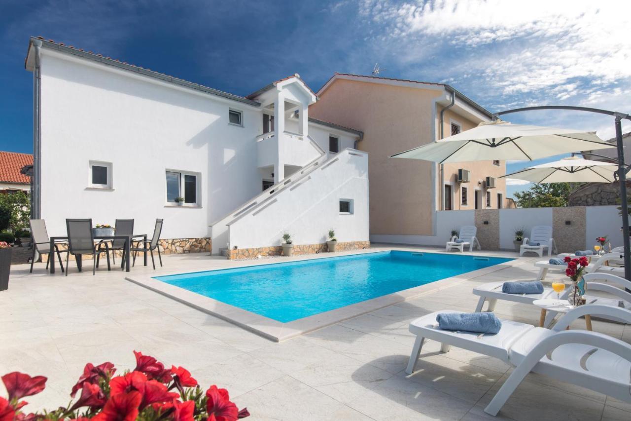 Apartment House Lijan Кърк Екстериор снимка